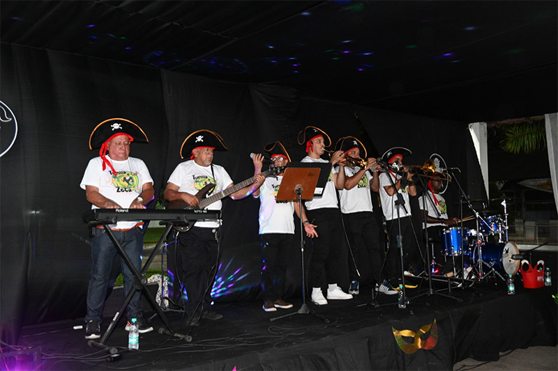 Baile do Preto e Branco reúne associados e convidados em noite animada de carnaval no Álvares Cabral