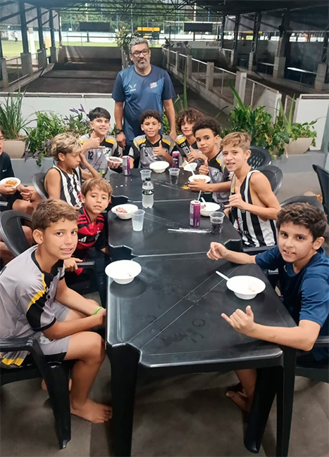 Confraternização celebra título do Sub-12 do Álvares Cabral na Copa Metropolitana de Futsal 2026
