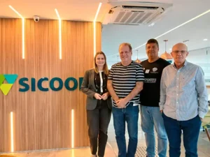 Clube Álvares Cabral fortalece parceria institucional com o Sicoob
